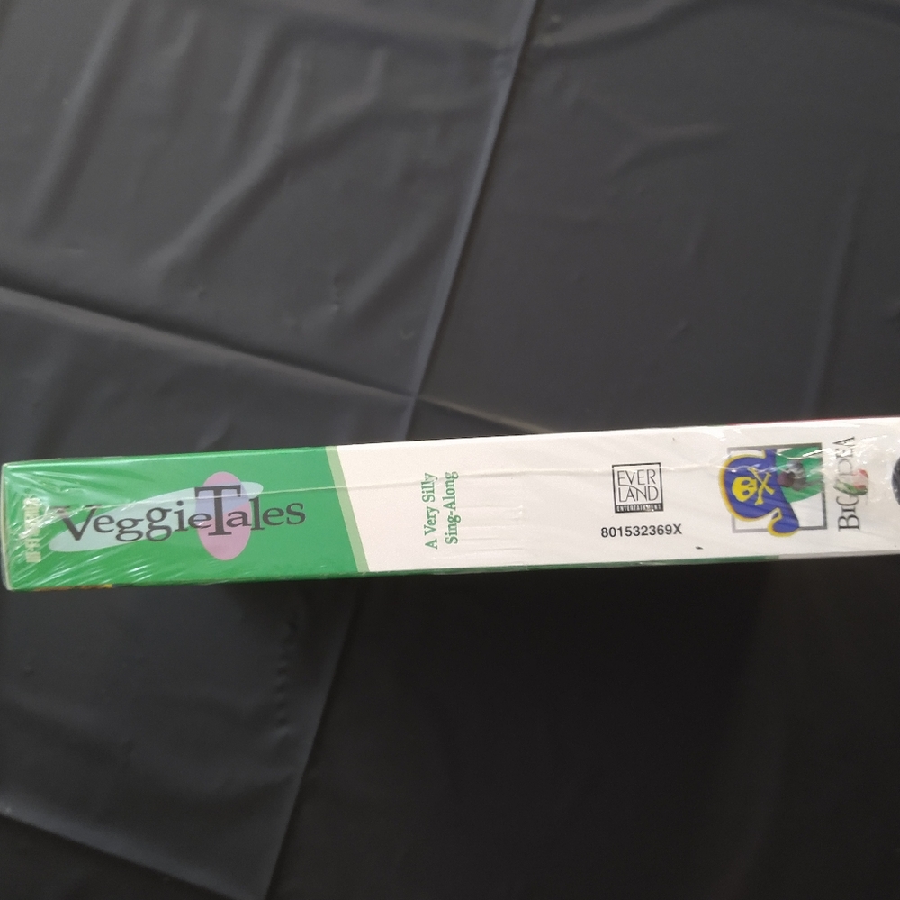 Veggie Tales A Very Silly Sing Along! VHS Tape  NWT - Picture 2 of 5